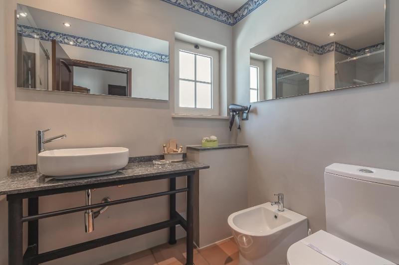Double Room / Twin with City View - Main House image 1