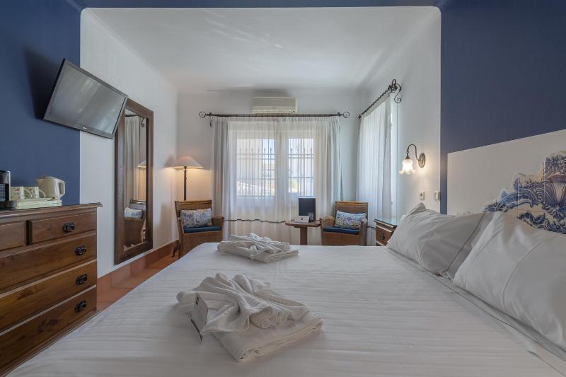 Double Room / Twin with City View - Main House image 4