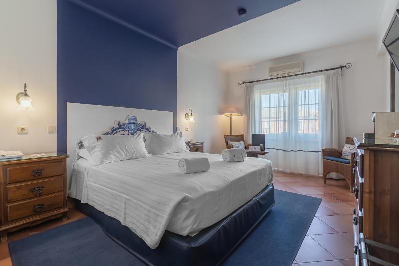 Double Room / Twin with Pool or Garden View - Main House image 4
