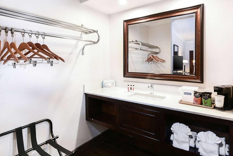 King Room - Non-Smoking image 3