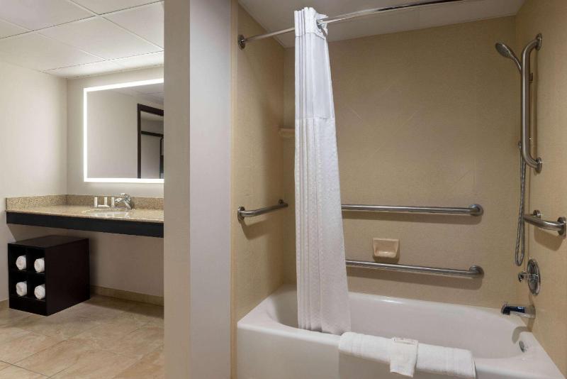 Queen Room with Two Queen Beds and Bath Tub - Mobility Accessible/Non-Smoking image 2