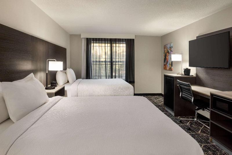 Queen Room with Two Queen Beds - Non-Smoking image 2
