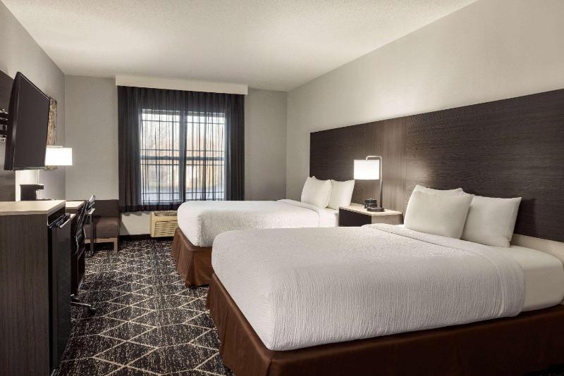 Queen Room with Two Queen Beds and Bath Tub - Mobility Accessible/Non-Smoking image 1