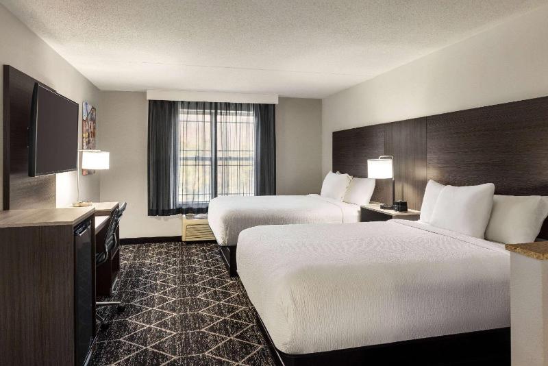 Queen Room with Two Queen Beds - Non-Smoking image 4