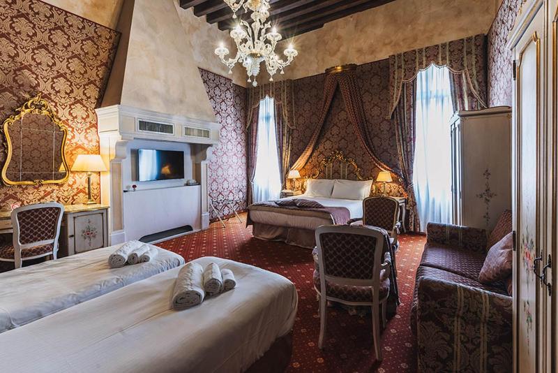 Junior Suite with Canal View image 4