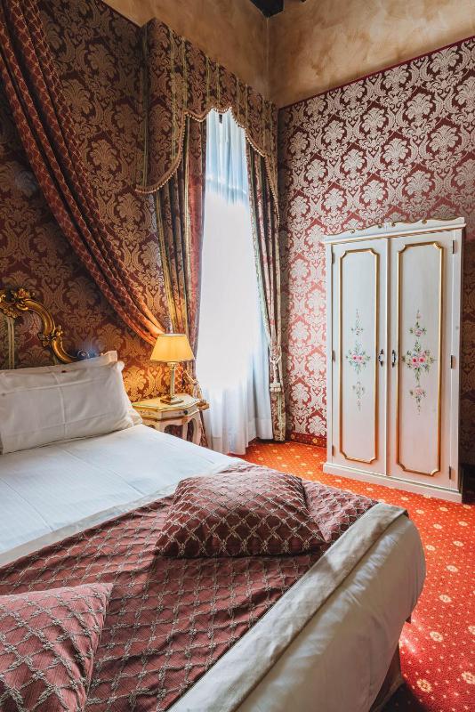 Junior Suite with Canal View image 3