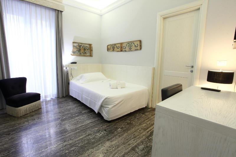Small Double Room image 3
