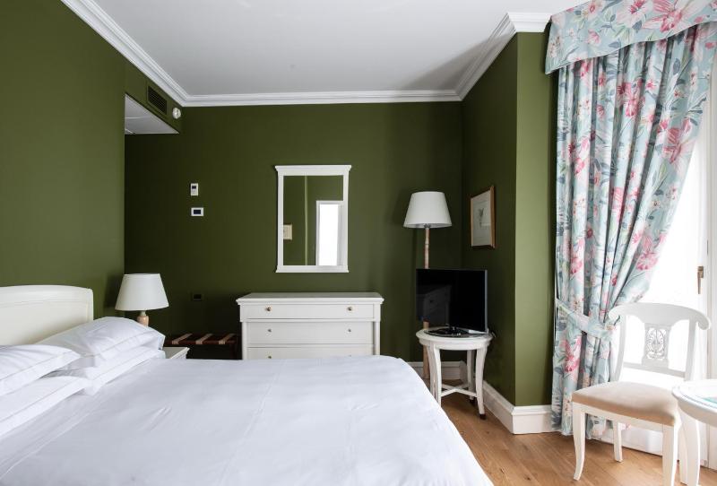 Double Room with Balcony image 3