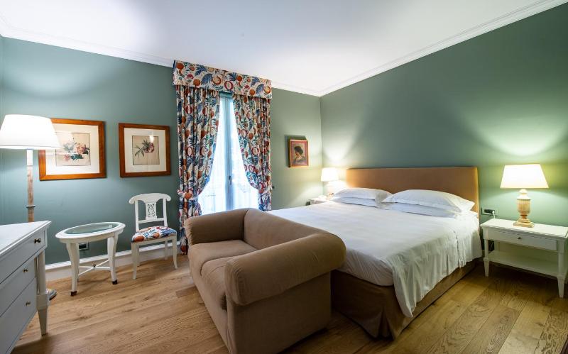 Deluxe Double Room with Balcony image 3
