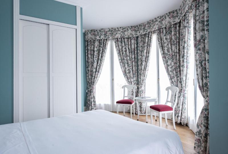 Deluxe Double Room with Balcony image 4