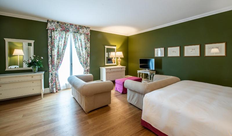 Junior Suite with Balcony image 4