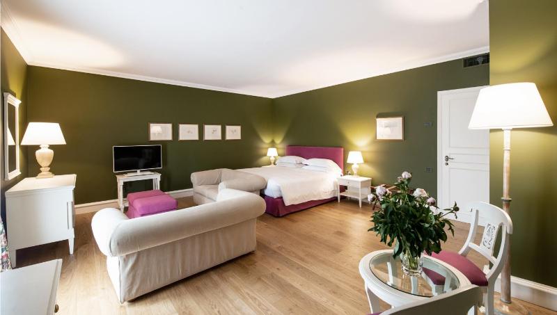 Junior Suite with Balcony image 3
