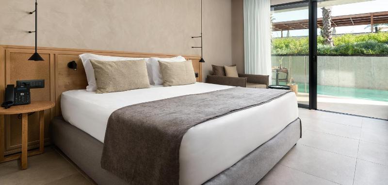 Deluxe Room with Swim Up Pool image 3