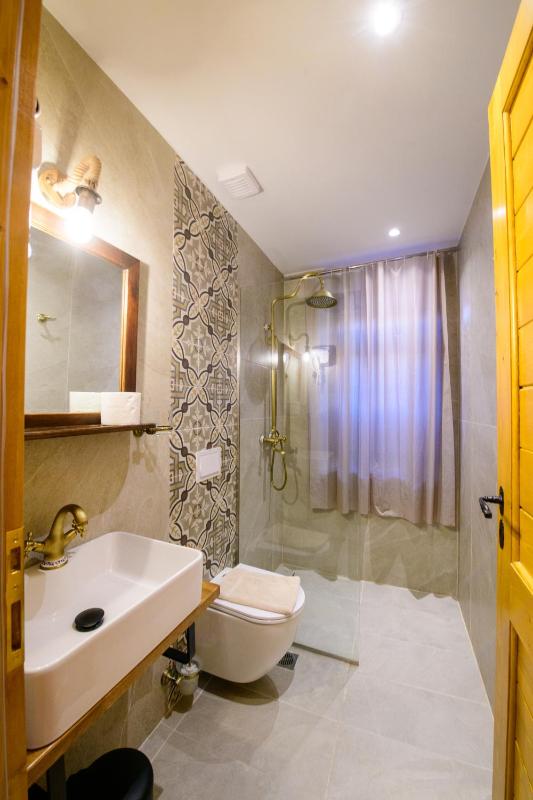 Double Room image 3