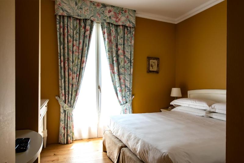 Double Room with Balcony image 4