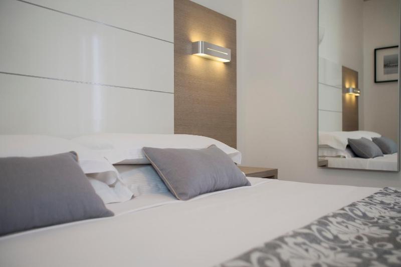 Triple Room with Partial Sea View image 3