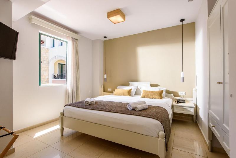 One Bedroom Apartment Inland View image 1