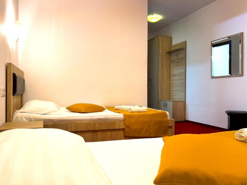 Twin Room image 3