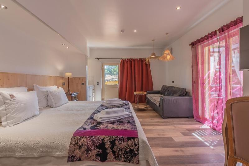 Double Room image 3
