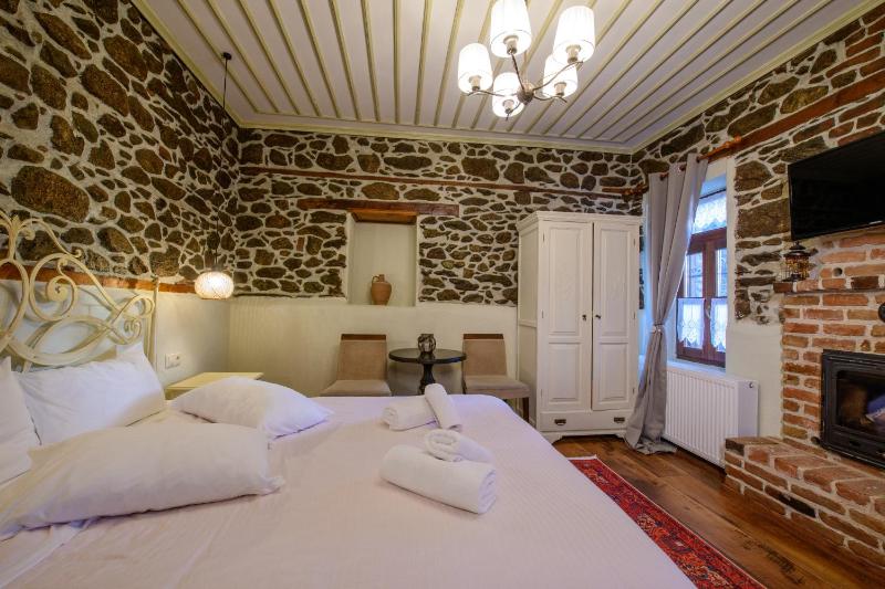 Triple Room with Fireplace image 4