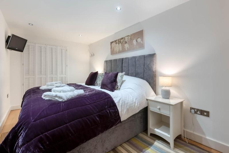 Porth Sands Two-Bedroom Apartment with Sea View (No dogs) image 3