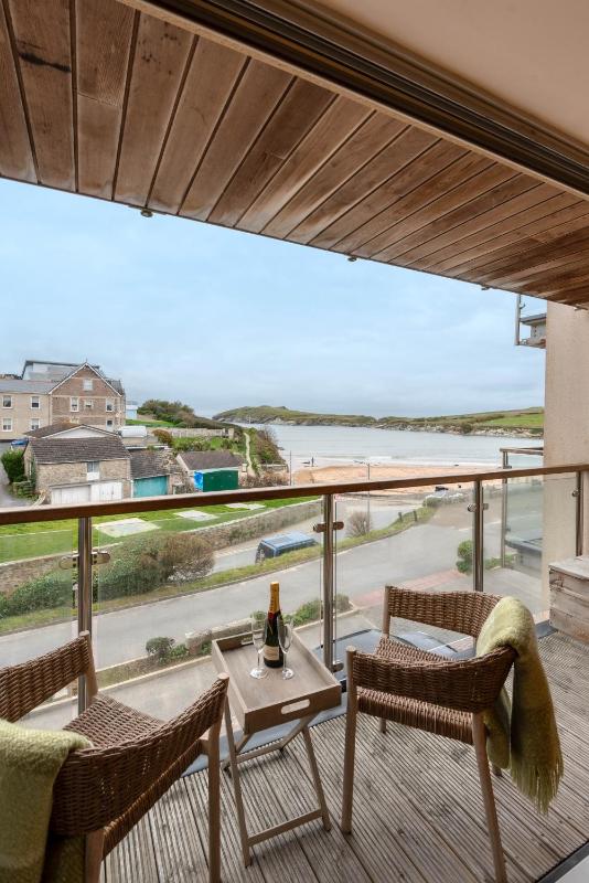 Porth Sands Two-Bedroom Apartment with Sea View (No dogs) image 2