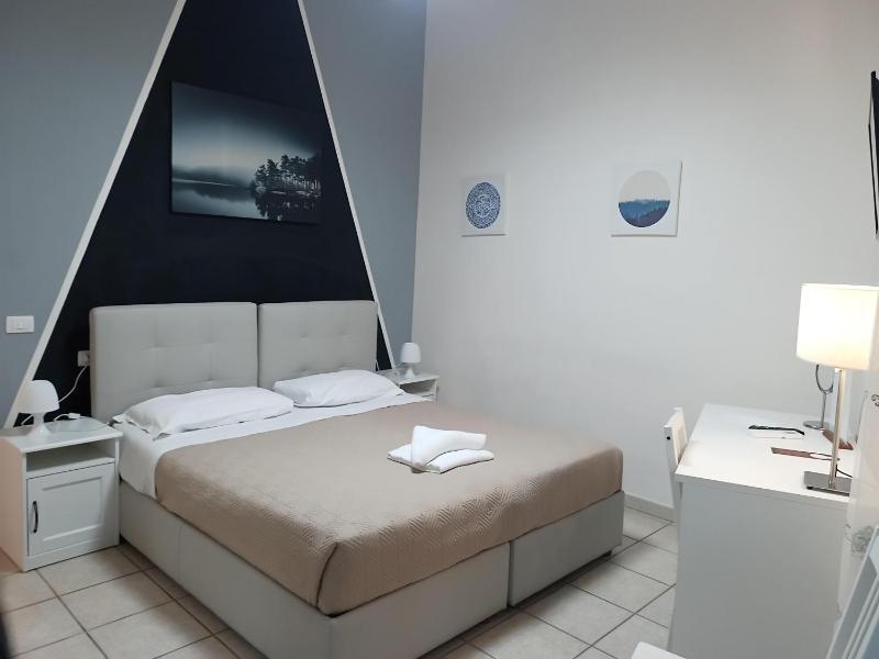 Double Room with Balcony image 3