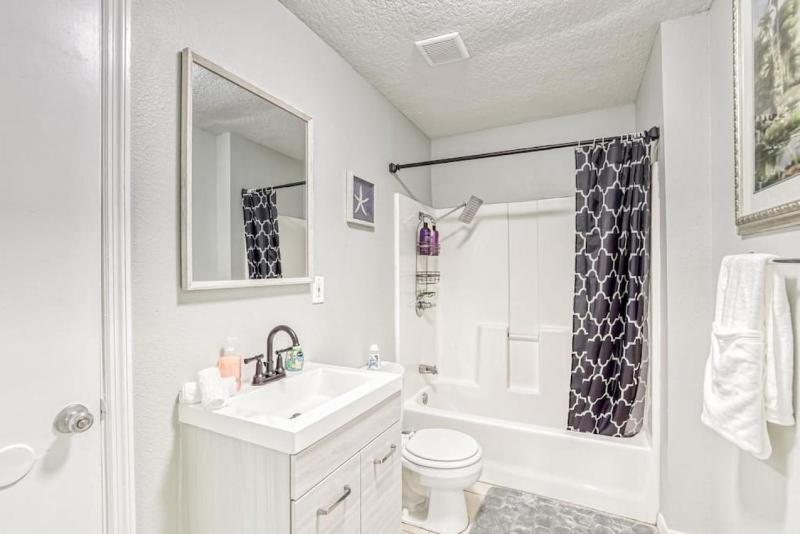 Lush Designer Home - Near The Heart Of Ybor City - image 17