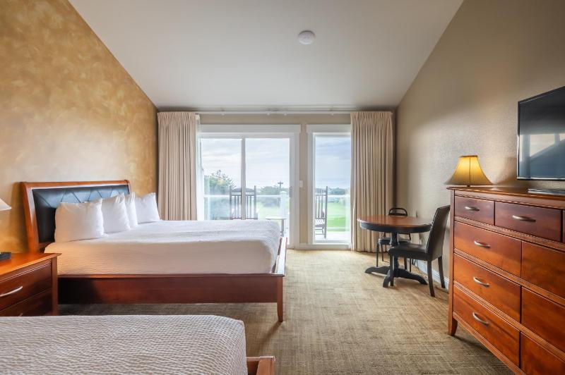 Ocean Front Condo with Queen Bed and a kitchen image 4