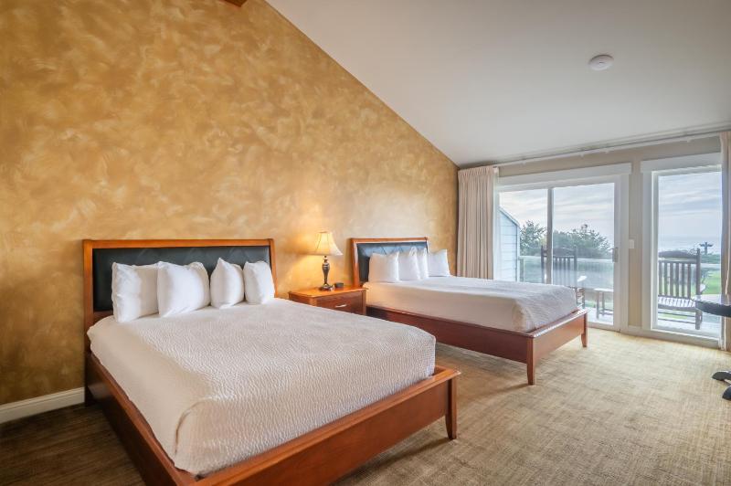 Ocean Front Condo with Queen Bed and a kitchen image 3