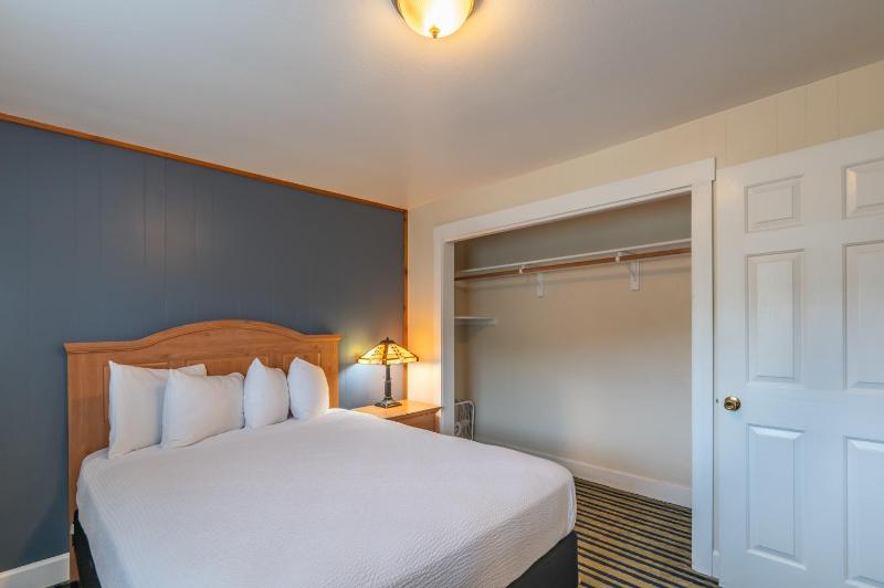 Standard Queen Room with Two Queen Beds image 3