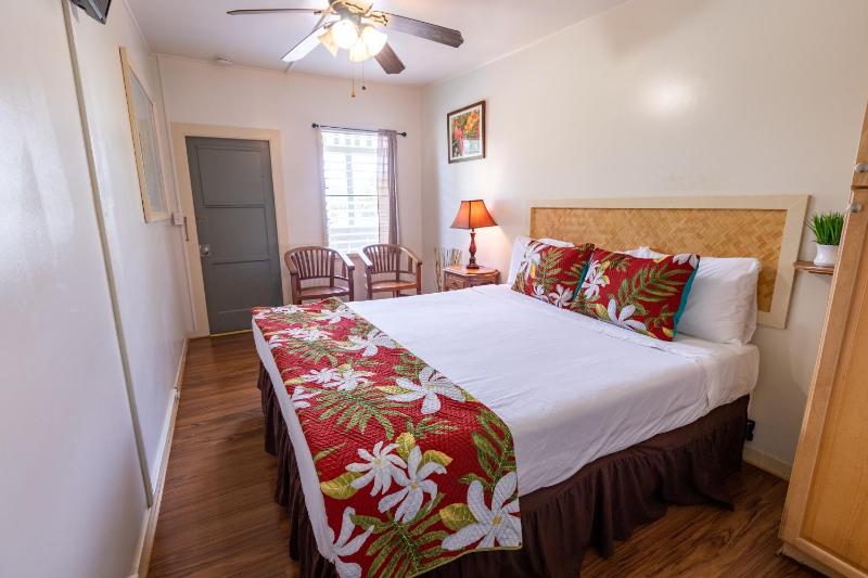 Deluxe King Room image 2