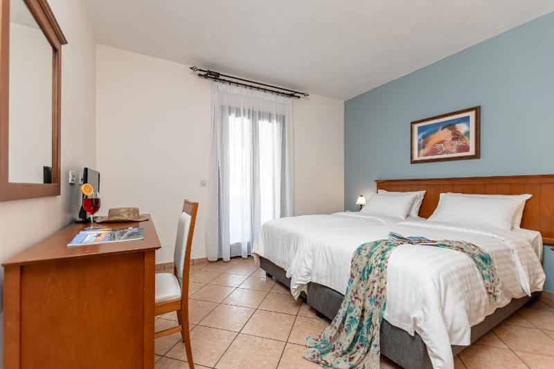 Double Room with Pool View image 3