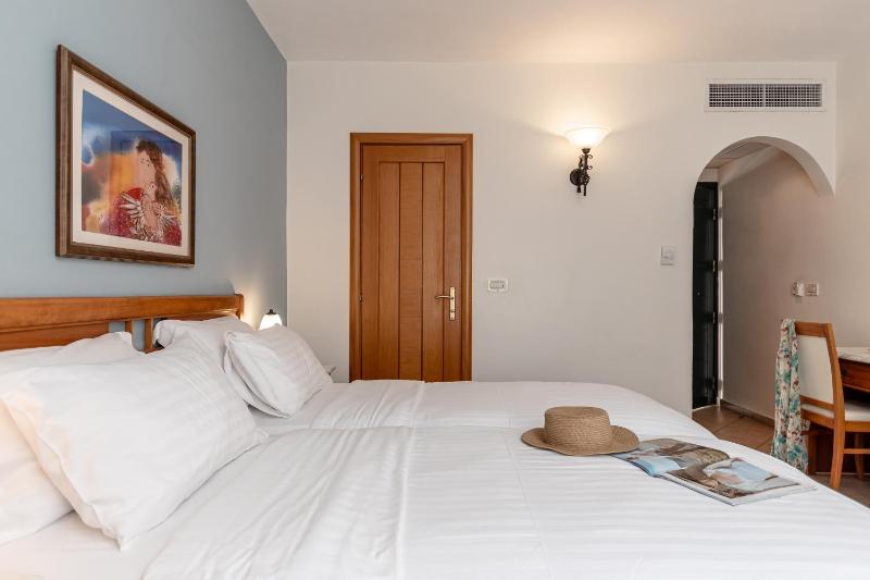 Family Room with Garden View image 3