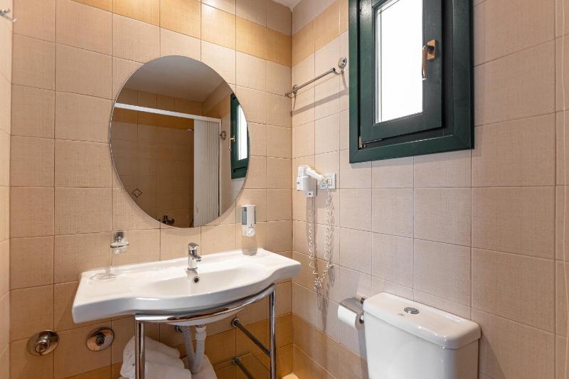 Quadruple Room with Garden View image 2