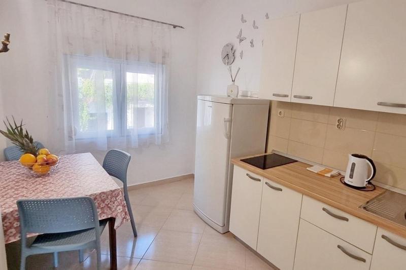 One-Bedroom Apartment with Balcony and Sea View image 4
