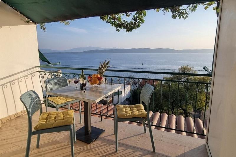 One-Bedroom Apartment with Balcony and Sea View image 3