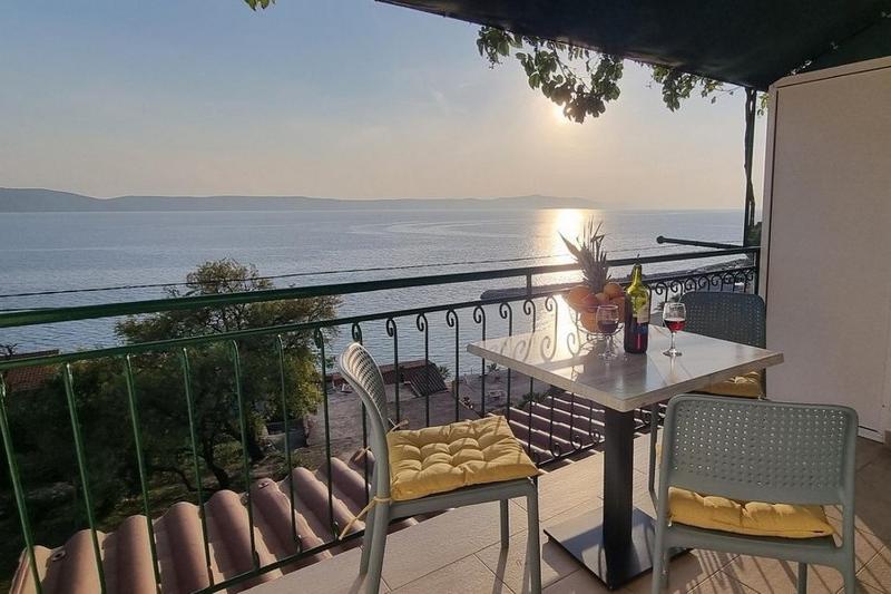 One-Bedroom Apartment with Balcony and Sea View image 2