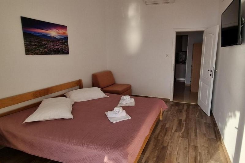 One-Bedroom Apartment with Balcony and Sea View image 3