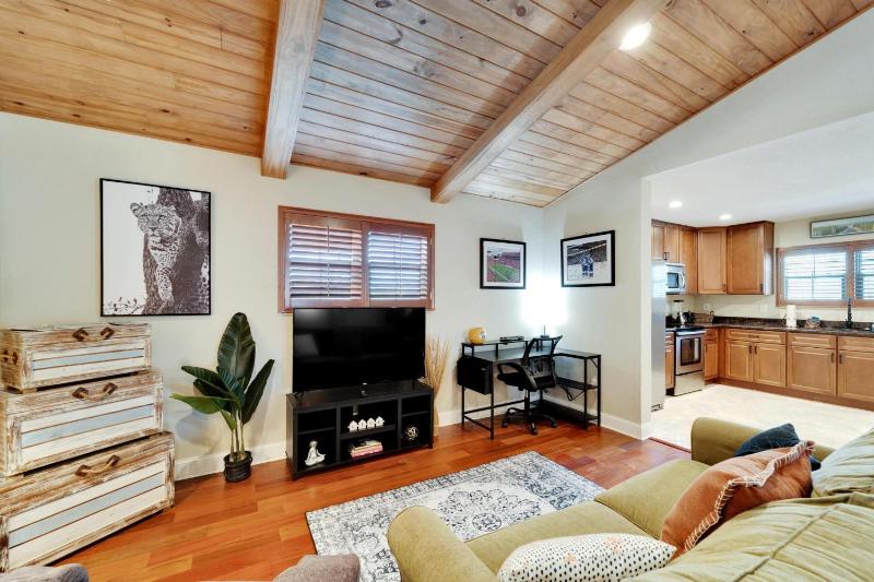 Perfect Escape Waterfront Oasis With Hot Tub - image 3