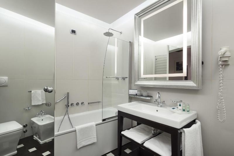 Deluxe Double Room image 4
