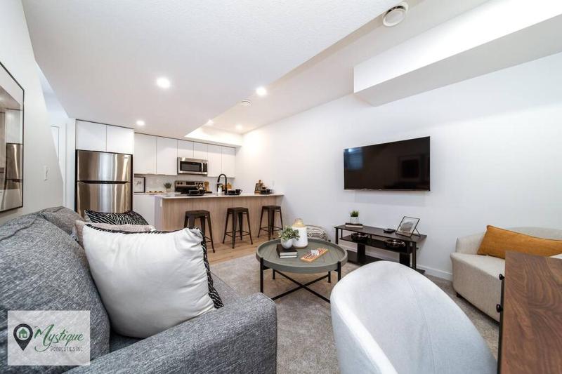 Modern Suite King Bed Near Whyte Ave and U of A WIFI - image 9