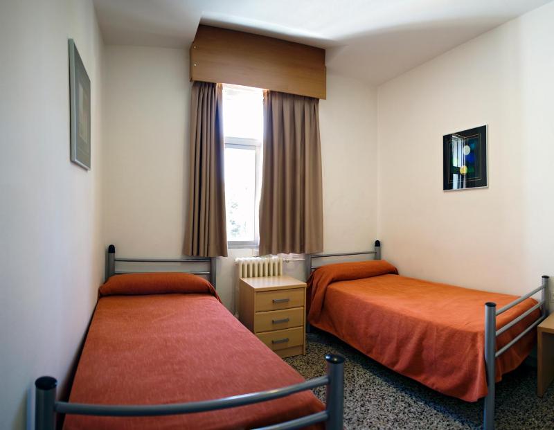 Twin Room with Private Bathroom image 3
