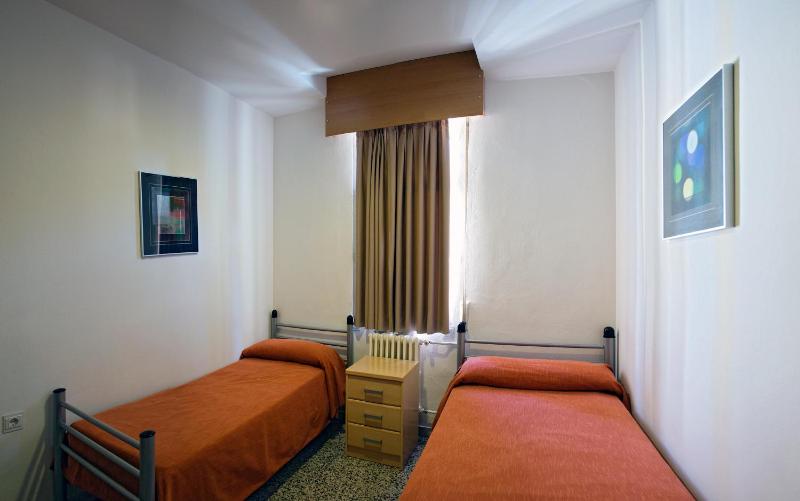 Twin Room with Private Bathroom image 2