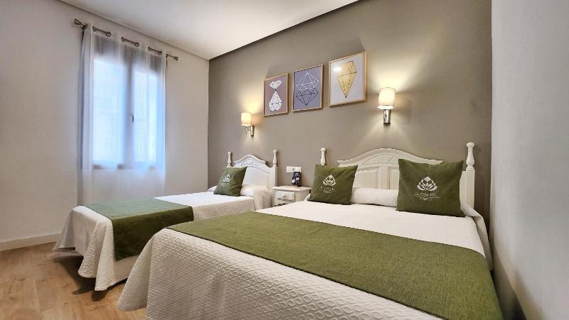 Triple Room with Private Bathroom image 2