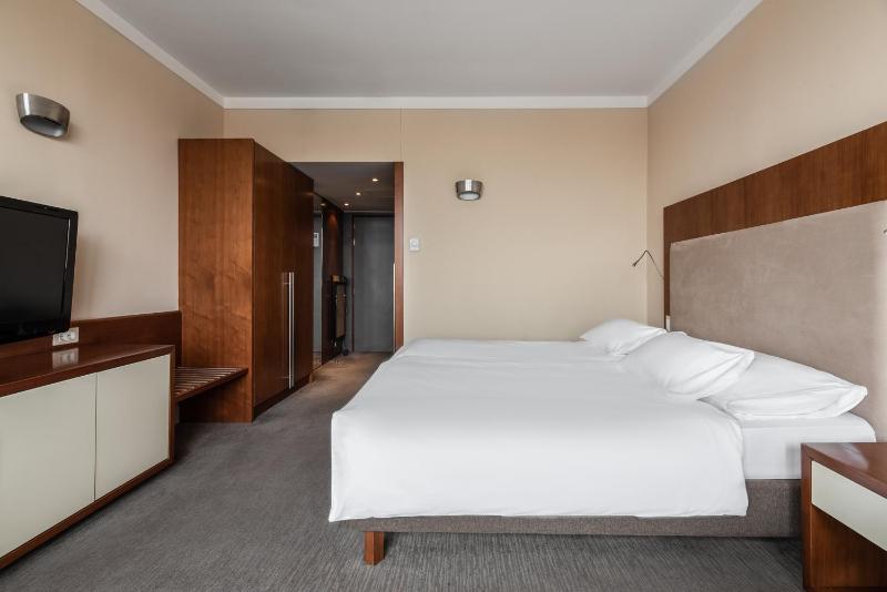 Executive Queen Room image 3