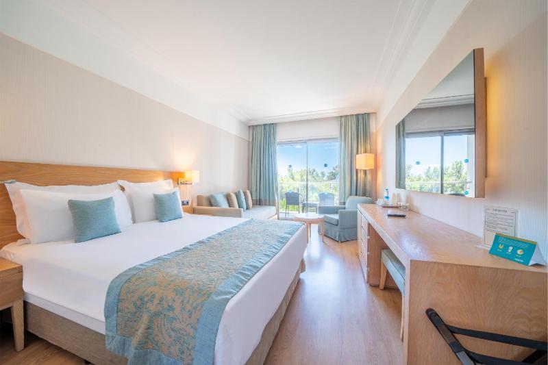 Deluxe Double Room with Garden View image 4