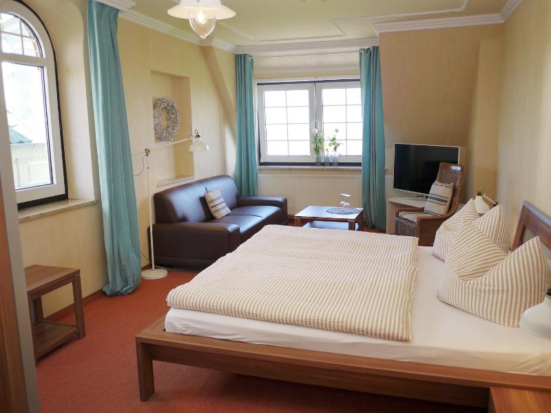 Classic Double Room with Sea View image 3