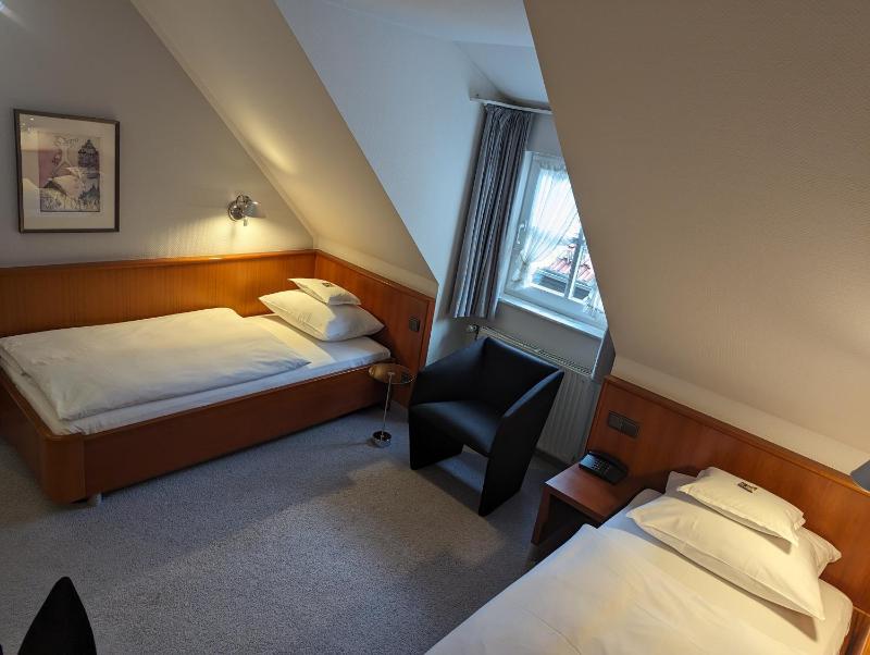 Twin Room image 4