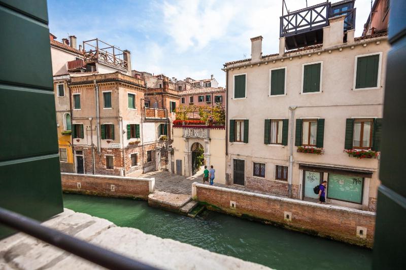 Queen Suite with Canal View and Turkish Bath